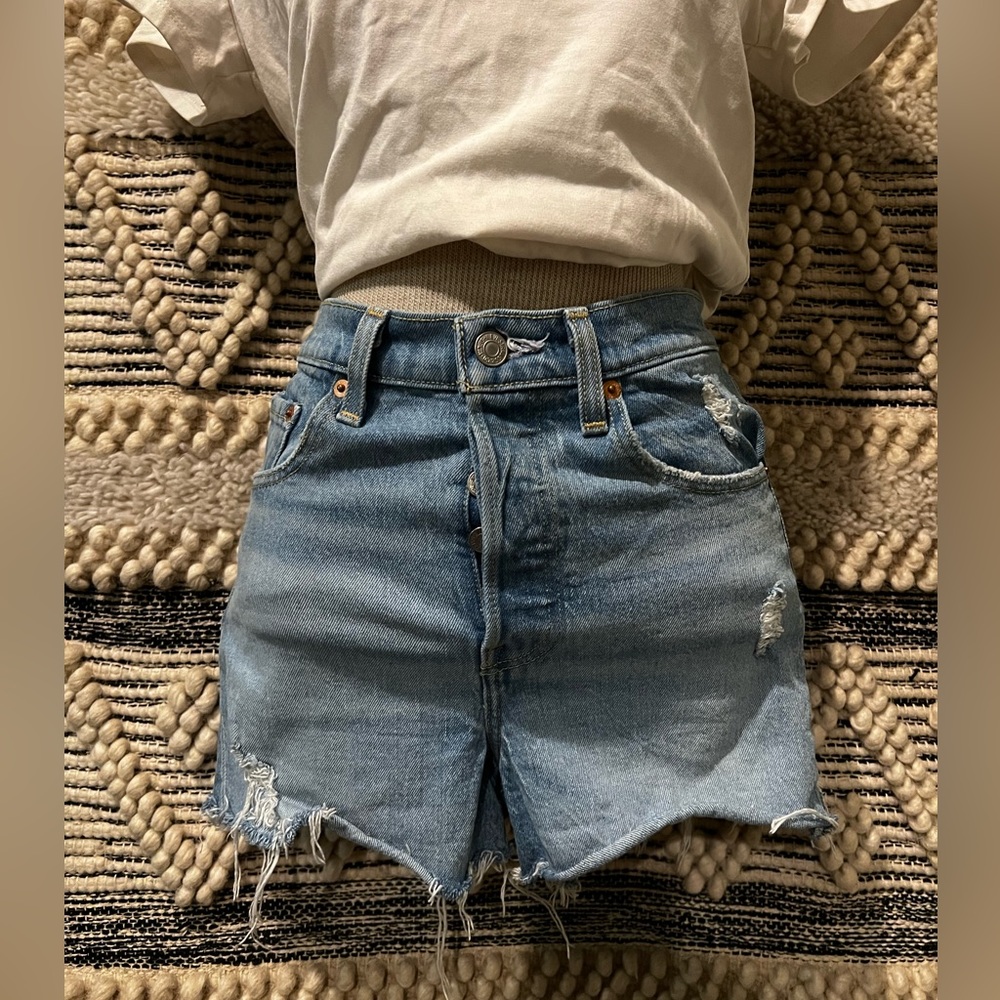 Levi’s rib cage short